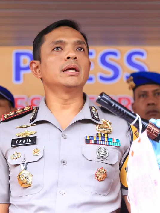 "Jadi barang buktinya ada remote teve, senter yang juga sekaligus bisa buat nyetrum, sama bantal guling," ungkap AKBP Erwin. (Adrian Putra/Bintang.com)