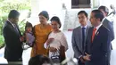 Presiden  Joko Widodo bersama ibu negara Iriana didampingi putra putrinya bersiap meninggalkan Istana Merdeka menuju gedung DPR, Jakarta, Minggu (20/10/2019). Jokowi bersama keluarga menuju DPR untuk dilantik menjadi presiden untuk kedua kalinya. (Liputan6.com/Angga Yuniar)