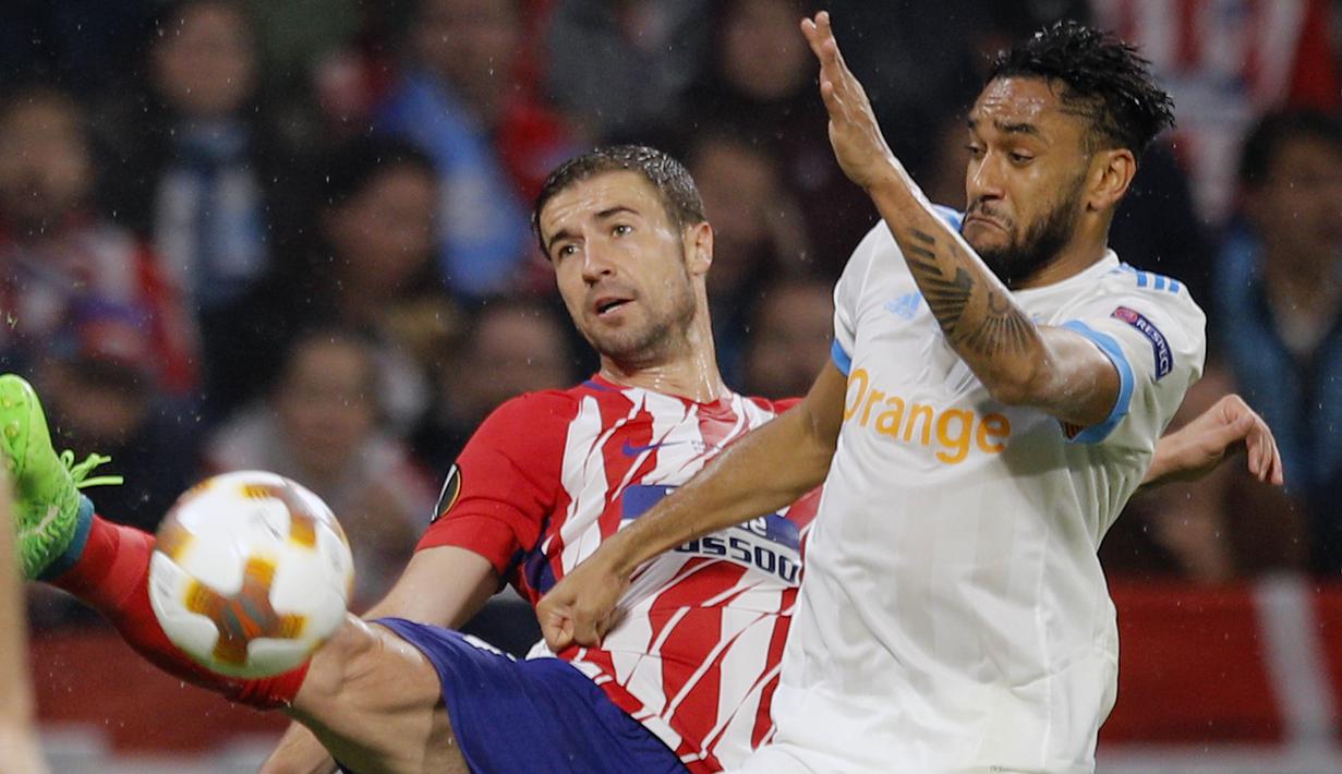 Gelandang Atletico Madrid, Gabi, berebut bola dengan bek Marseille, Jordan Amavi, pada laga final Liga Europa di Stadion Groupama, Lyon, Kamis (17/5/2018). Atletico Madrid menang 3-0 atas Marseille. (AP/Francois Mori)