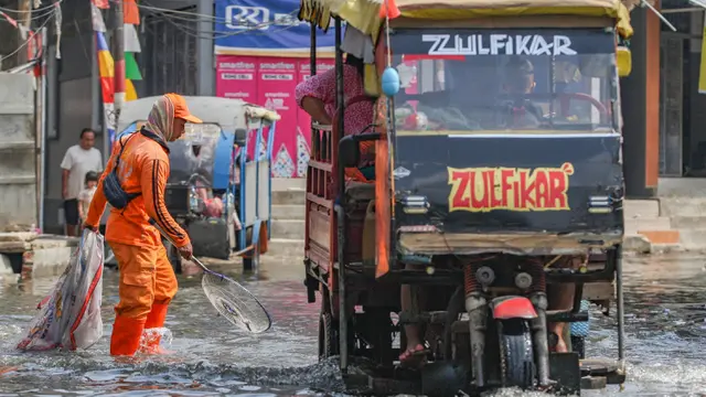 Banjir Rob di Muara Angke Mulai Surut, Petugas PPSU Berjibaku Bersihkan Ceceran Sampah
