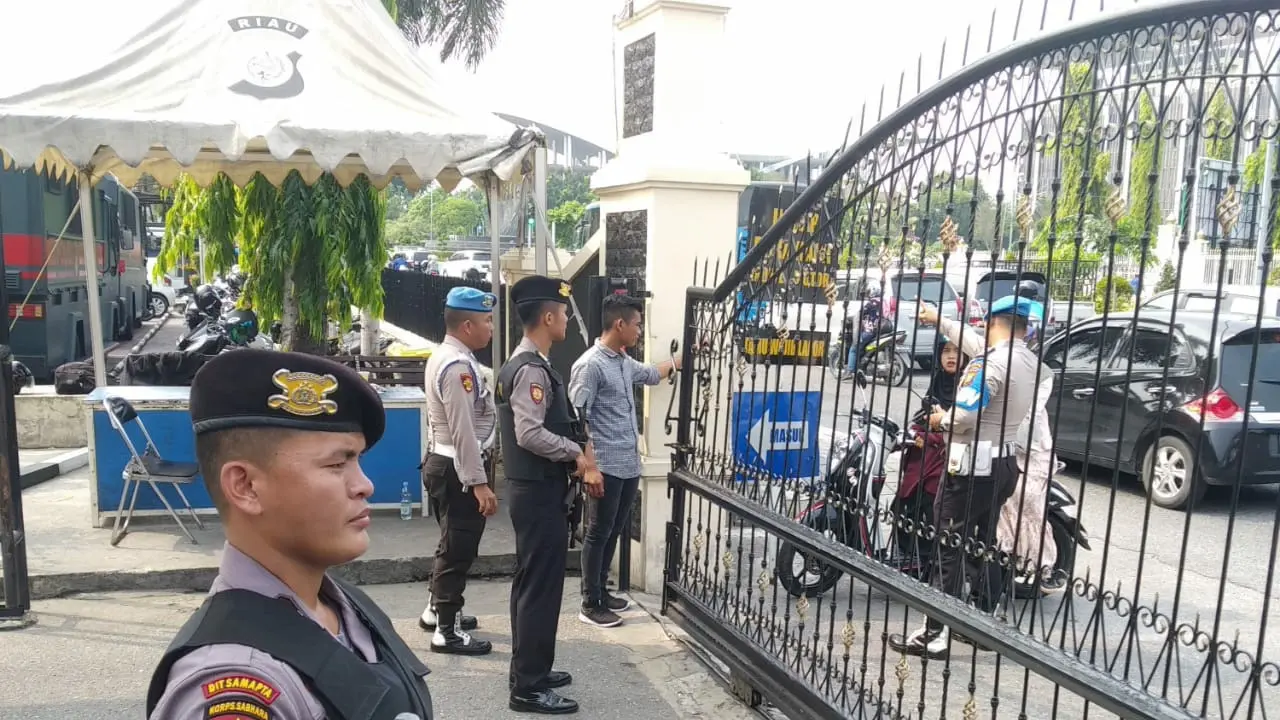 Penjagaan di Polda Riau diperketat terkait serangan bom bunuh diri di Polrestabes Medan, Rabu (13/11/2019).