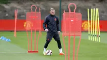 Penyerang MU, Wayne Rooney mengiring bola saat mengikuti sesi latihan di AON Training Complex di Carrington, Inggris, Selasa (23/5). MU akan menghadapi Ajax di final Liga Eropa 2016-2017. (Martin Rickett / PA via AP)