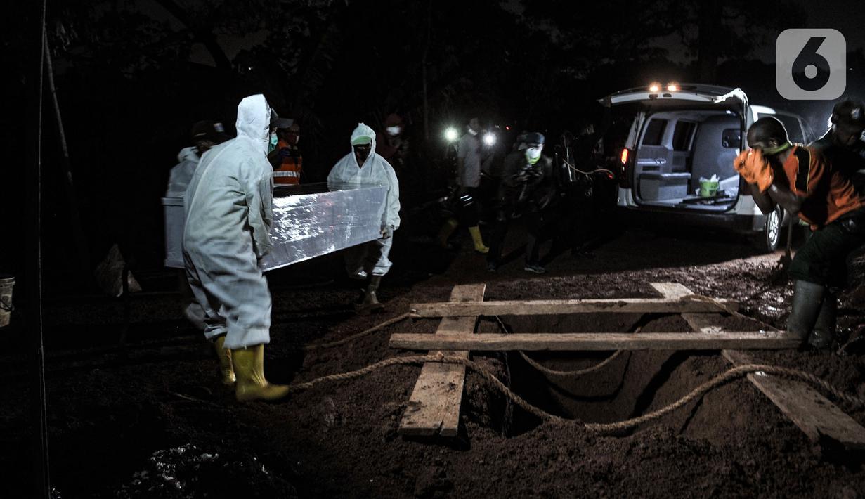 Petugas mengenakan alat pelindung diri (APD) dan baju hazmat saat proses pemakaman pasien Covid-19 di TPU Pondok Ranggon, Jakarta, Kamis (24/9/2020). Jumlah kumulatif kasus Covid-19 di Indonesia mencapai 262.022 orang per Kamis (24/9) dengan 10.105 jiwa meninggal dunia. (merdeka.com/Iqbal Nugroho)