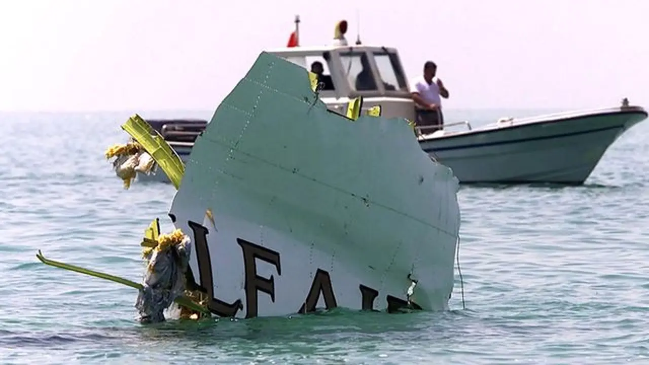 Puing-puing pesawat Gulf Air GF072 yang jatuh di perairan Bahrain