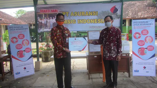 MSIG Indonesia menyerahkan donasi peralatan pencegahan penularan Covid-19 kepada 12 SD di Paliyan, Gunung Kidul, Yogyakarta. (Dok MSIG Indonesia)