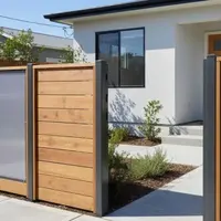 Pagar Kayu dengan Kombinasi Polikarbonat/Gemini AI.