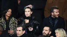 Mantan pemain sepak bola Inggris David Beckham dan model AS Bella Hadid menonton pertandingan Liga Champions antara Paris Saint-Germain (PSG) dan Real Madrid di stadion Parc des Princes di Paris (6/3). (AFP Photo/Franck Fife)