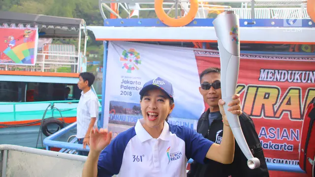 Olivia Zalianty Bawa Obor Asian Games Arungi Danau Toba
