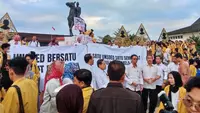Kalangan mahasiswa Universitas Jenderal Soedirman (Unsoed) menggelar aksi demonstrasi di depan Gedung Rektorat Unsoed, Purwokerto, Kabupaten Banyumas, Jawa Tengah, Senin, 24 Agustus 2026 sore. (Liputan6.com/Arief Pramono)