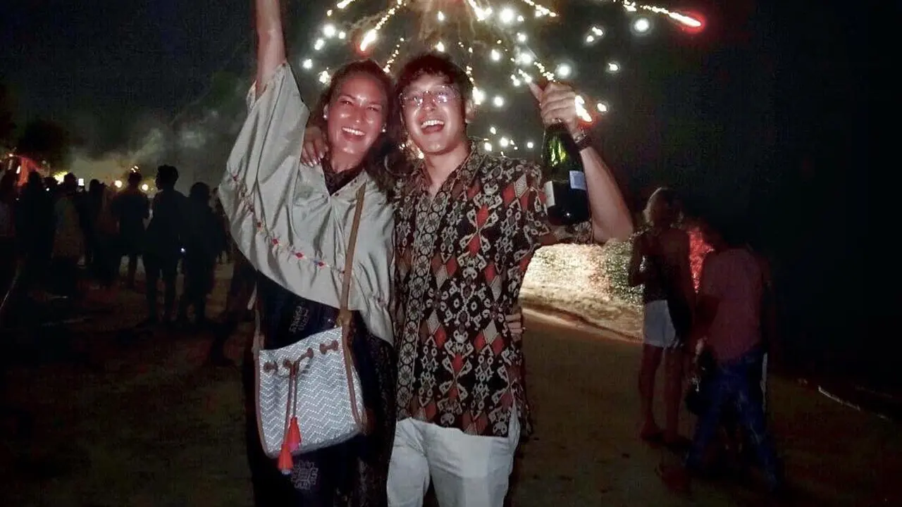 [Bintang] Bikin Baper, Ini 8 Foto Romantis Dimas Anggara dan Nadine Chandrawinata