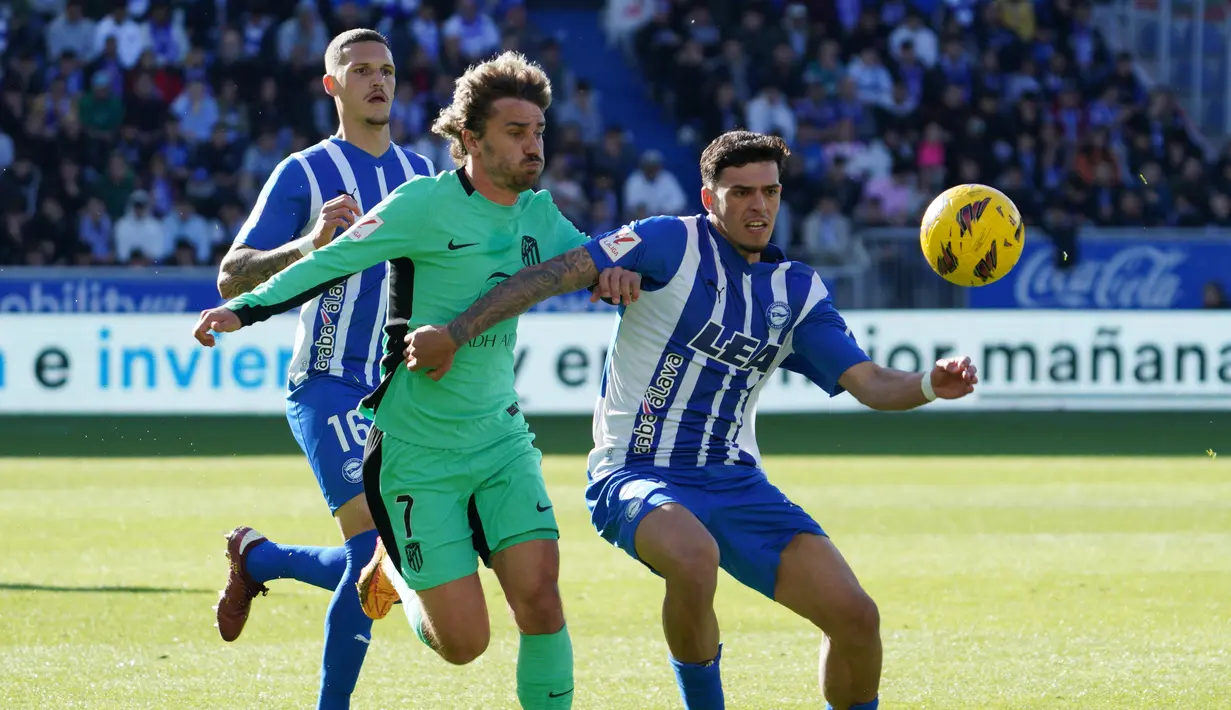 <p>Penyerang Atletico Madrid #07 Antoine Griezmann berebut bola dengan bek Deportivo Alavez #27 Javi Lopez dalam lanjutan jordana 32 LaLiga Spanyol di Stadion Estadio de Mendizorroza, Minggu (21/4/2024) malam WIB. (CESAR MANSO / AFP)</p>