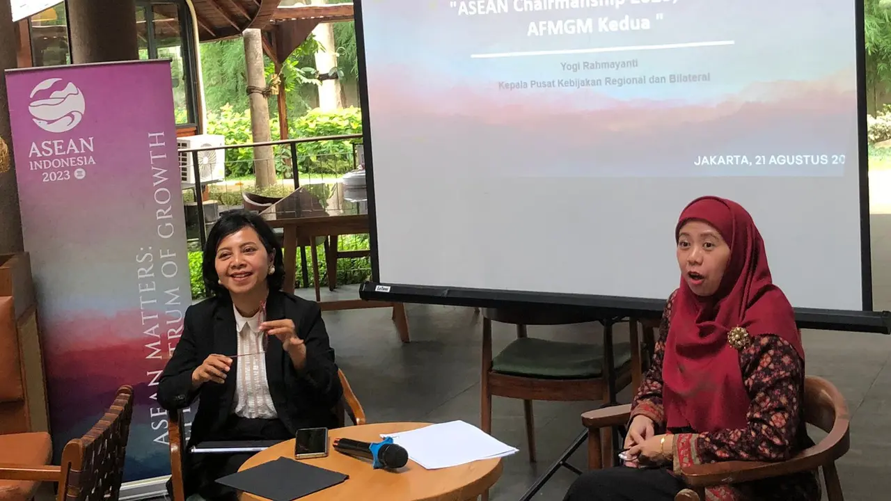 Kepala Pusat Kebijakan Regional dan Bilateral, Kementerian Keuangan Yogi Rahmayanti, dalam media briefing ASEAN Finance Ministers’ and Central Bank Governors’ Meeting (AFMGM) kedua, Senin (21/8/2023). (Tira/Liputan6.com)