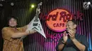 Pemenang lelang diwakili Eddy Gun (kiri) menerima gitar milik band Megadeth yang dilelang dalam acara di Jakarta, Jumat (30/11). Gitar yang dilelang untuk membantu korban gempa di Palu dan Donggala itu terjual seharga Rp150 juta. (New Fimela/Bambang Eros)