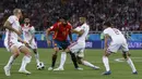 Striker Spanyol, Diego Costa, berusaha melewati kepungan pemain Maroko pada laga grup B Piala Dunia di Stadion Kaliningrad, Kaliningrad, Senin (25/6/2018). Kedua negara bermain imbang 2-2. (AP/Manu Fernandez)