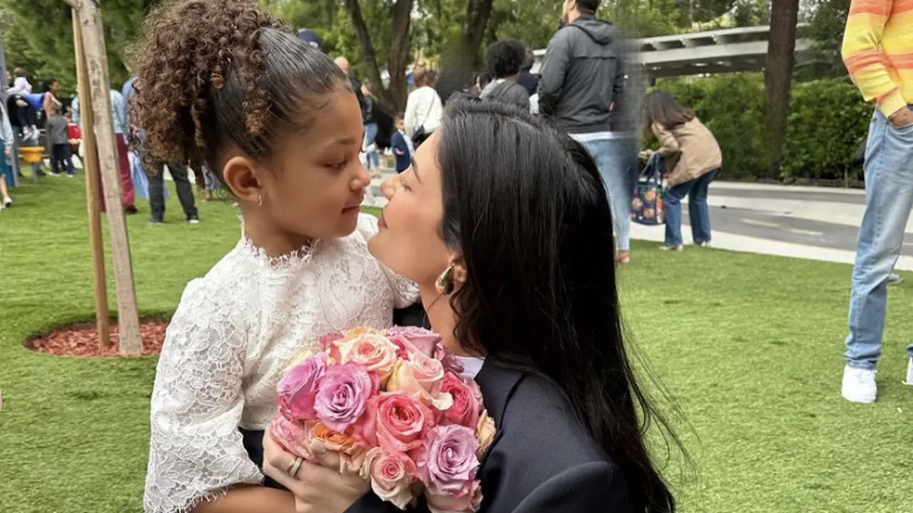 Penampilan Kylie Jenner saat hadir di wisuda anaknya