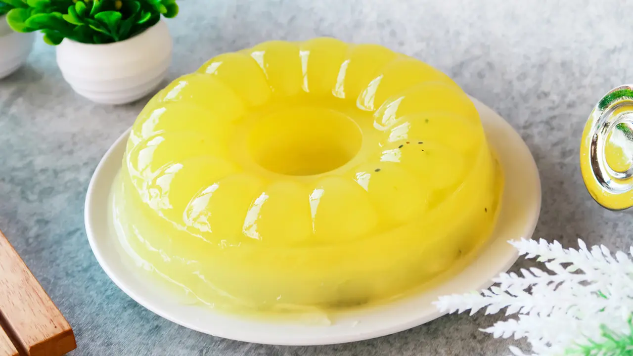puding agar-agar kuning buah nanas