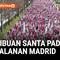 Ribuan pelari mengenakan kostum Santa Claus dan peri Natal memadati jalanan pusat Kota Madrid, Spanyol hari Minggu, dalam ajang lari amal tahunan Santa Charity Run.
