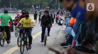 Pesepeda melintasi area pedestrian Danau Sunter, Jakarta, Sabtu (27/6/2020). Meski tidak tersedia lajur khusus untuk sepeda, namun pesepeda tetap terlihat melintas di area pedestrian Danau Sunter, Jakarta. (Liputan6.com/Helmi Fithriansyah)