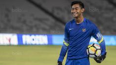 Kiper Timnas Indonesia, Satria Tama, tersenyum saat latihan di SUGBK, Jakarta, Sabtu (13/1/2018). Timnas Indonesia menggelar latihan terakhir sebelum laga persahabatan melawan Islandia. (Bola.com/Vitalis Yogi Trisna)