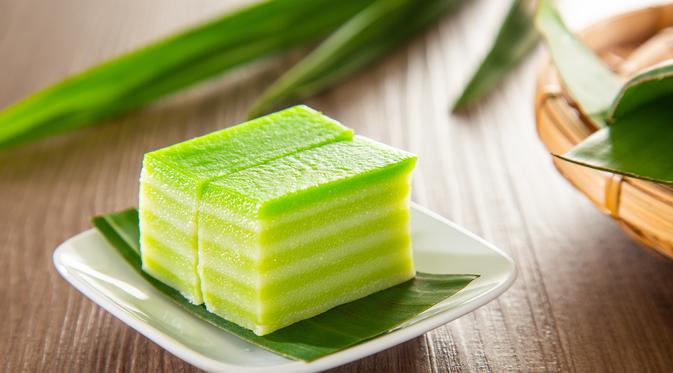 7 Resep Kue Lapis Kukus Manis Santan untuk Teman Ngeteh - Food Fimela.com