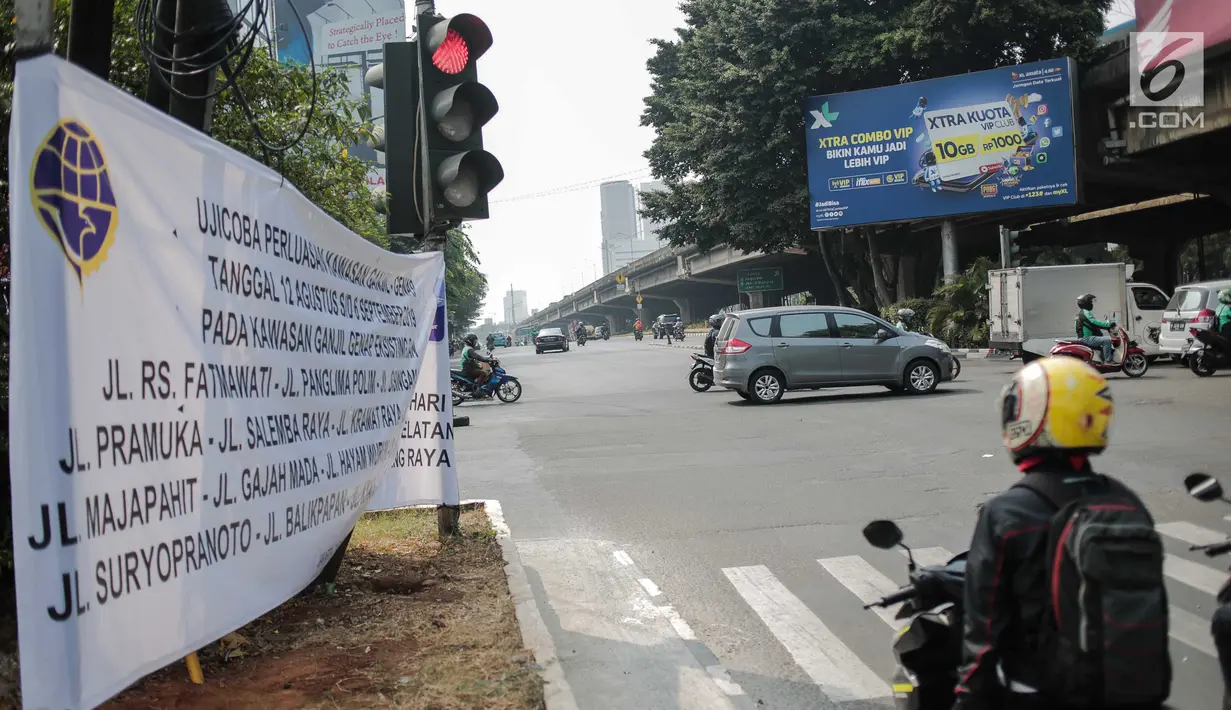 Spanduk sosialisasi sistem ganjil genap terpasang di kawasan Jalan Fatmawati Raya, Jakarta, Jumat (9/8/2019). Uji coba pelaksanaan sistem ganjil genap dilaksanakan pada 12 Agustus hingga 6 September 2019. (Liputan6.com/Faizal Fanani)