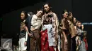 Sejumlah model membawakan busana rancangan Lulu Lutfi Labibi bertema "Eyes to the Future" di Jakarta Fashion Week 2016 di Jakarta, Jumat (30/10). Pemilihan Dewi Fashion Knights (DFK) juga dilakukan oleh Dewi Fashion Panel. (Liputan6.com/Herman Zakharia)