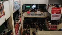 Lumpuhnya perdagangan di Pasar Pramuka imbas tutupnya seluruh kios akibat aksi protes yang dilakukan para pedagang. Tampak dalam foto, para pedagang melakukan aksi protes di dalam Pasar Pramuka, Jakarta Timur, Jumat (14/11/2025). (merdeka.com/magang/Rendi Saputra)