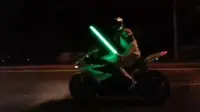 Waspada, Berkendara Bawa Pedang Star Wars Bakal Ditilang