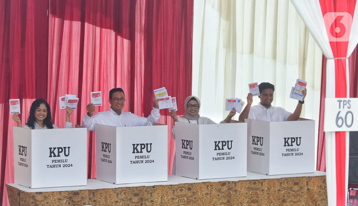Anies dan keluarga kompak mengenakan kemeja putih. (Liputan6.com/Angga Yuniar)