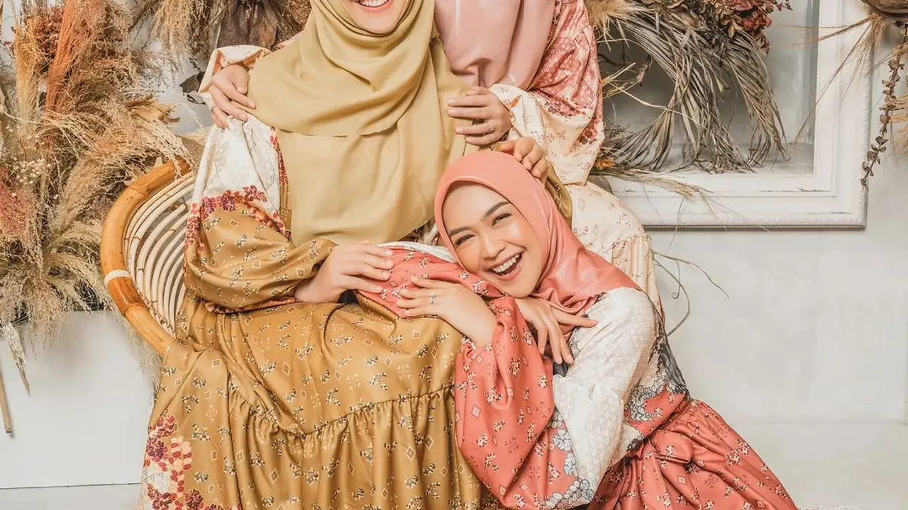 8 Gaya Pemotretan Oki Setiana Dewi, Shindy Putri dan Ria Ricis, Curi Perhatian