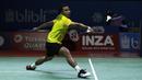 Tunggal putra Indonesia, Tommy Sugiarto, mengembalikan kok saat melawan pebulutangkis China, Chen Long, pada Blibli Indonesia Open 2019 di Istora Senayan, Jakarta, Rabu (17/7). Tommy kalah 22-20, 14-21 dan 21-17. (Bola.com/Yoppy Renato)