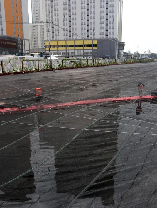 Petugas PPSU membersihkan sampah yang tertutup jaring hitam di Kali Item, Kemayoran, Jakarta, Jumat (20/7). Pemasangan jaring dilakukan untuk menutupi keruhnya air dan bau tak sedap di Kali Item. (Liputan6.com/Arya Manggala)