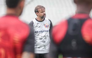 Pelatih Persija Jakarta, Mauricio Souza, memastikan konsentrasi Macan Kemayoran saat ini diarahkan melawan Persijap Jepara. Tampak dalam foto, pelatih Persija, Mauricio Souza saat memimpin timnya berlatih di Stadion Madya, Kompleks Gelora Bung Karno, Senayan, Jakarta, Jumat (2/1/2026). (Bola.com/Abdul Aziz)