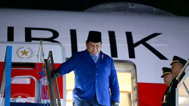 Presiden Prabowo Subianto tiba di Republik Korea pada Kamis, (30/10/2025) untuk menghadiri Konferensi Tingkat Tinggi (KTT) Kerja Sama Ekonomi Asia Pasifik (APEC) yang digelar di Gyeongju (Biro Pers Sekretariat Presiden)