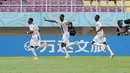 <p>Selebrasi pemain Timnas Mali U-17, Mamadou Doumbia (tengah), setelah mencetak gol ke gawang Uzbekistan U-17 dalam pertandingan babak penyisihan Grup B Piala Dunia U-17 2023 di Stadion Manahan, Solo, Jumat (10/11/2023). (Bola.com/Arief Bagus)</p>