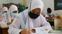 Pelajar di Pekanbaru belajar tatap muka saat pandemi Covid-19 di Riau. (Liputan6.com/M Syukur)