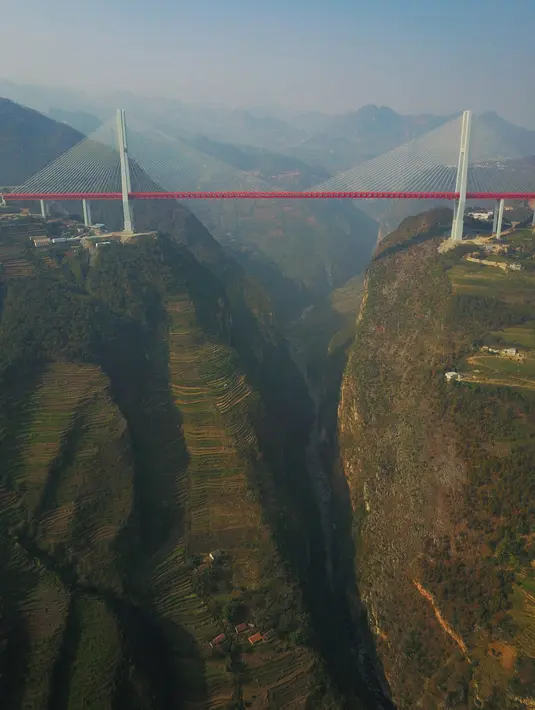 Jembatan Beipanjiang di dekat Bijie, Provinsi Guizhou, barat daya China, 28 Desember 2016. Jembatan yang berdiri 565 meter di atas Sungai Beipan itu pada Kamis 29 Desember 2016 waktu setempat sudah dibuka untuk lalu-lalang kendaraan. (STR / AFP)