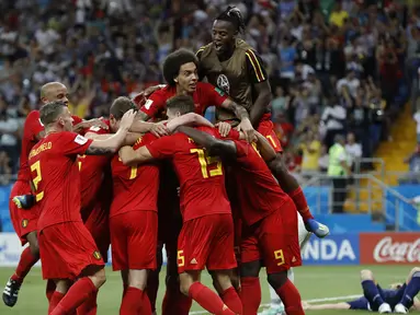 Para pemain Belgia merayakan gol yang dicetak Nacer Chadli, ke gawang Jepang pada babak 16 besar Piala Dunia di Rostov Arena, Rostov-on-Don, Senin (2/6/2018). Belgia menang 3-2 atas Jepang. (AP/Rebecca Blackwell)