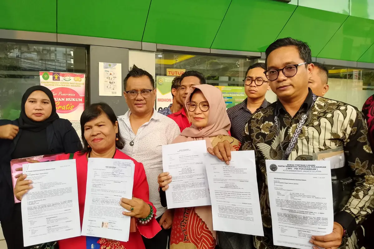 Sebanyak 514 DPC PDIP Perjuangan menggugat penyidik Komisi Pemberantasan Korupsi (KPK) AKBP Rossa Purbo Bekti ke Pengadilan Negeri (PN) Jakarta Selatan, Senin (1/7/2024). Gugatan disampaikan Koordinator Tim Hukum PDIP, Ronny Talapessy.