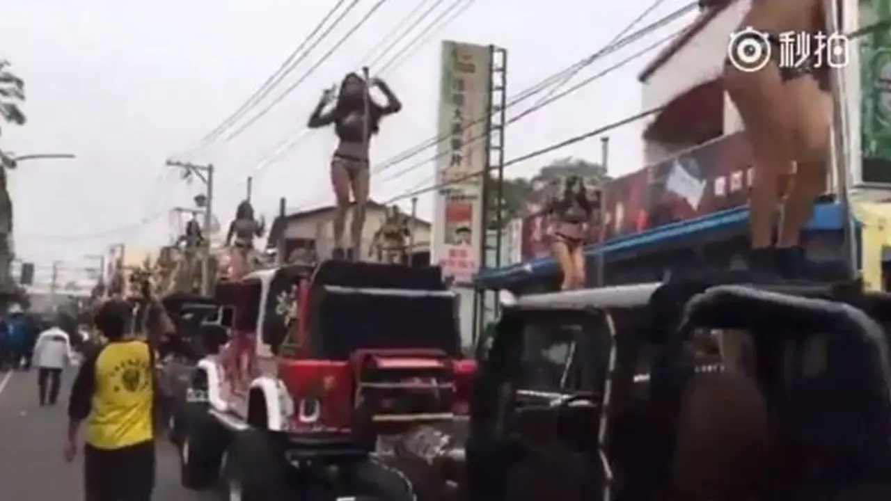 50 Wanita berpakaian seksi menari di atas Jeep