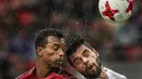 Gelandang Portugal, Nani, duel udara dengan bek Meksiko, Nestor Aroujo, pada laga perebutan tempat ketiga Piala Konfederasi di Stadion Spartak, Moskow, Minggu (2/7/2017). Portugal menang 2-1 atas Meksiko. (EPA/Mario Cruz)