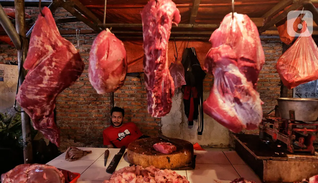 Pedagang menunggu pembeli di Pasar Kebayoran Lama, Jakarta, Sabtu (16/5/2020). Permintaan daging sapi jelang Idul Fitri meningkat hingga 50 persen daripada hari biasa  mengakibatkan harga naik dari rata-rata Rp100 ribu per kilogram menjadi Rp120 ribu per kilogram. (Liputan6.com/Johan Tallo)