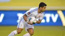 Striker Uruguay, Luis Suarez, membawa bola usai mencetak gol ke gawang Ekuador pada laga kualifikasi Piala Dunia 2022 di Stadion Casa Blanca, Rabu (14/10/2020). Ekuador menang dengan skor 4-2. (Rodrigo Buendia/Pool via AP)