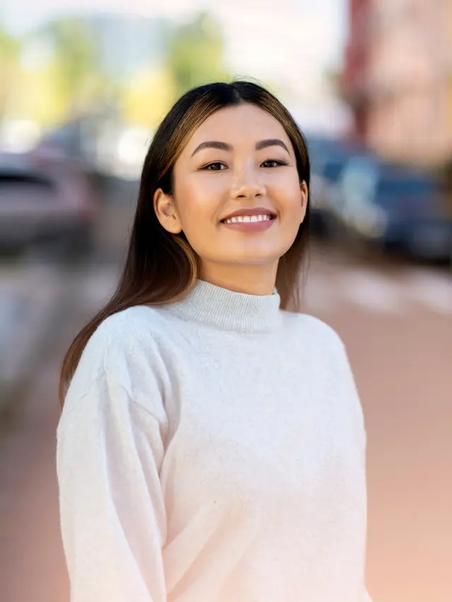 kepribadian perempuan tersenyum bahagia