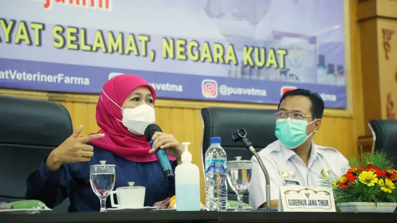 Khofifah saat  Rapat Koordinasi (Rakor) bersama Pusat Veteriner Farma (Pusvetma) Surabaya dan Tim Pakar. (Dian Kurniawan/Liputan6.com)