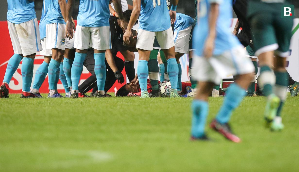 Kemenangan 2-1 Sulut United atas PSMS Medan dalam matchday pertama Babak 8 Besar Liga 2 2021, Kamis (16/12/2021) harus dibayar mahal. Kiper mereka, Fery Bagus harus dievakuasi menggunakan ambulans usai tak sadarkan diri akibat insiden tabrakan dengan pemain PSMS. (Bola.com/Bagaskara Lazuardi)
