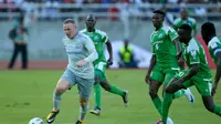 Aksi Wayne Rooney saat melewati adangan para pemain Gor Mahia di SportsPesa Super Cup final di Dar-es-Salaam, (13/7/2017). (AFP/Tony Karumba)