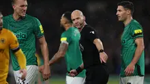 Wasit Anthony Taylor didepak ke Championship akibat keputusan kelirunya menghukum tendangan penalti kepada Wolverhampton Wanderers saat menghadapi Newcastle United pada laga pekan ke-10 Premier League 2023/2024 (28/10/2023). (AFP/Adrian Dennis)