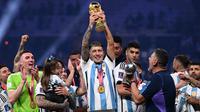 Lisandro Martinez menjadi salah satu pemain yang berkontribusi lebih untuk gelar juara Piala Dunia 2022 Timnas Argentina. Bek andalan Manchester United ini sering dipercaya tampil oleh pelatih Lionel Scaloni untuk mengisi skuadnya. Dari lima laga, Martinez tercatat mampu mengumpulkan total 301 menit bermain. (AFP/Kirill Kudryavtsev)