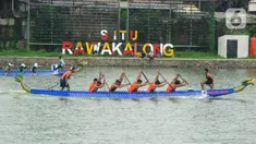 Peserta mengikuti Festival Perahu Naga di Situ Rawa Kalong, Depok, Jawa Barat, Minggu (10/12/2023). Festival tahunan yang diikuti 14 peserta ini diselenggarakan oleh Dinas Pemuda Olahraga Budaya dan Pariwisata Pemkot Depok. (merdeka.com/Arie Basuki)